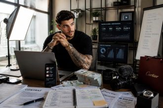 découvrez la vérité sur le salaire des influenceurs : mythe ou réalité ? toutes les informations essentielles pour comprendre leurs revenus et les facteurs qui les influencent.